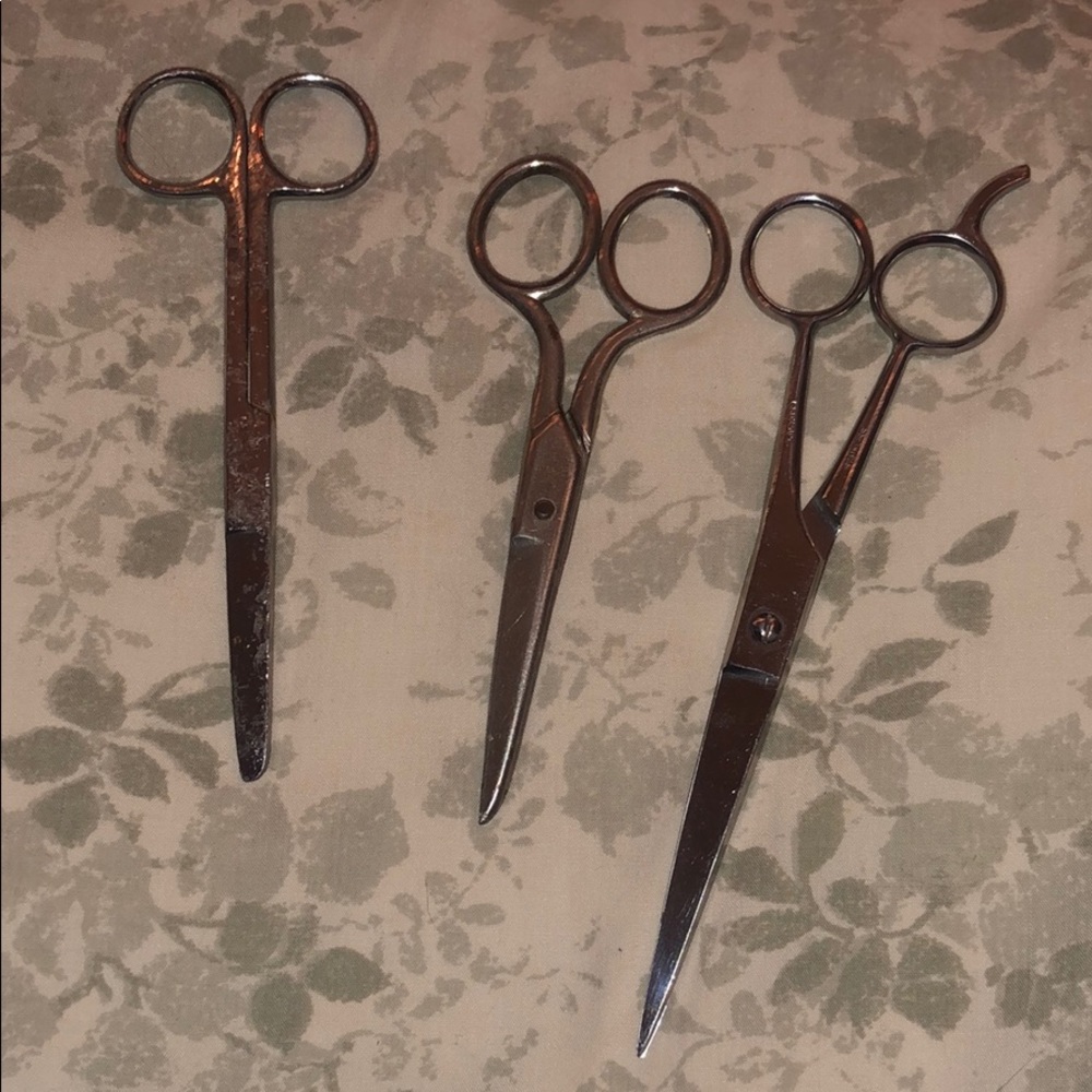 Set of 3 old scissors
